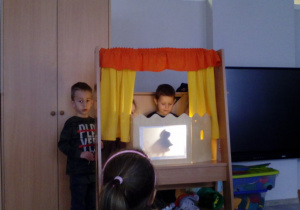 Dzieci w roli aktorów w przedstawieniu "Czerwony Kapturek".
